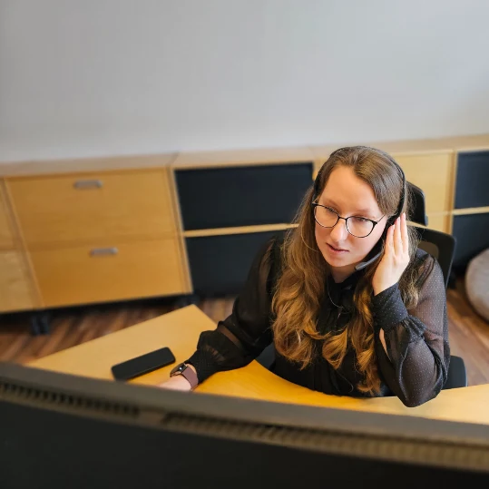 Hilke Köster im Kundengespräch am Telefon