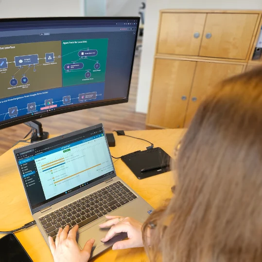 Arbeit an digitalen Abläufen am Bildschirm