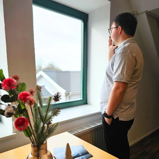 Nico Köster am Telefon im Büro